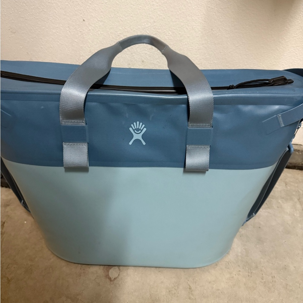 Hydro Flask day escape cooler tote